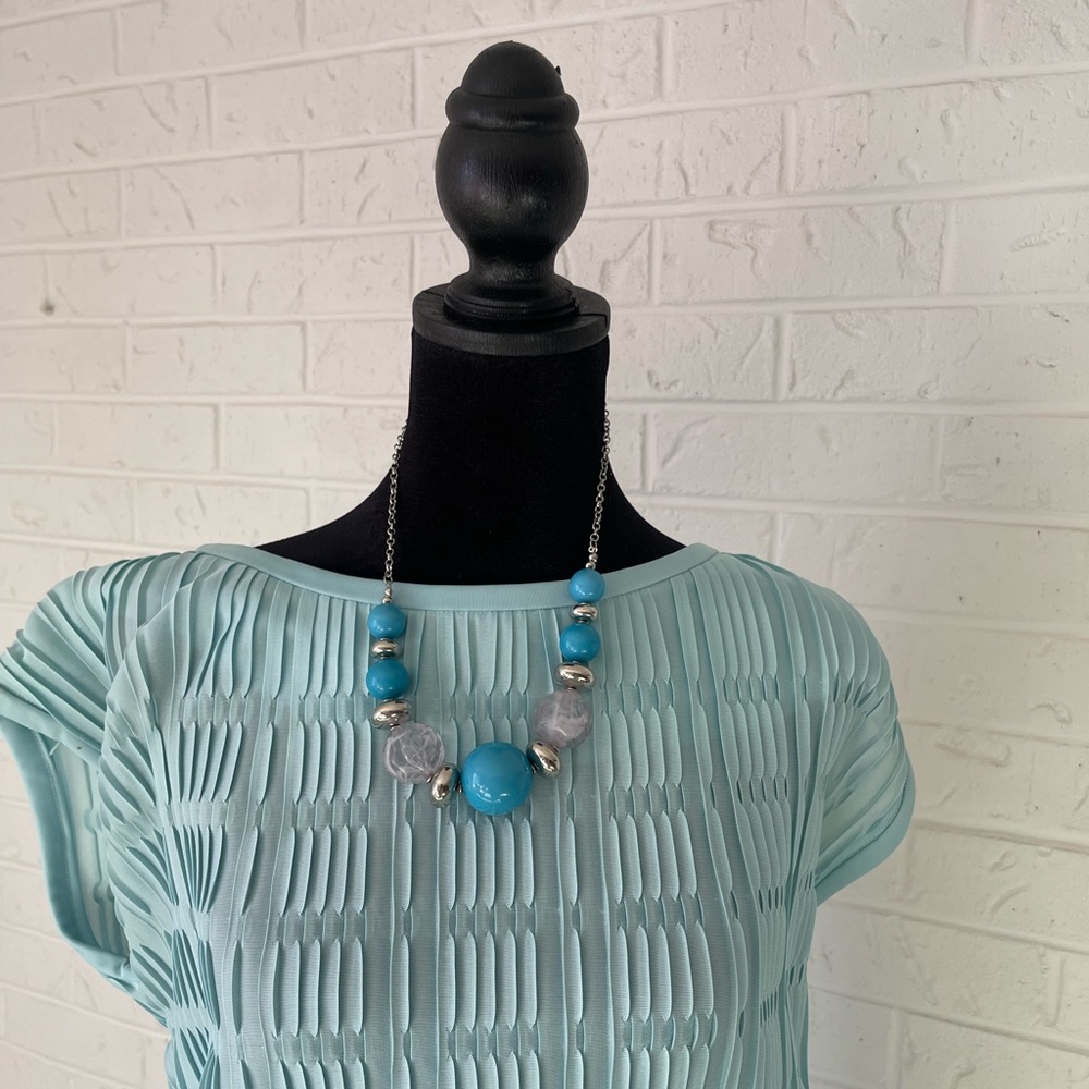 Chunky blue e beaded statement necklace.